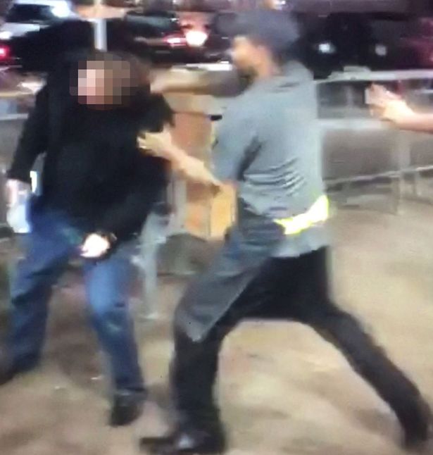 Πελάτης έβριζε χυδαία με ρατσιστικούς χαρακτηρισμούς Πακιστανούς υπαλλήλους και τον ξυλοφόρτωσαν (Video, Σκληρές Εικόνες)  - Media