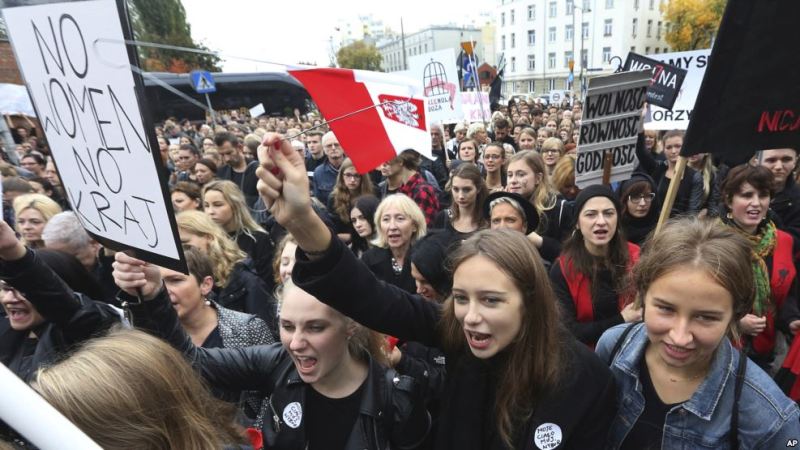 Πολωνία: Οι «γυναίκες με τα μαύρα» διαμαρτύρονται κατά της απαγόρευσης της άμβλωσης - Media