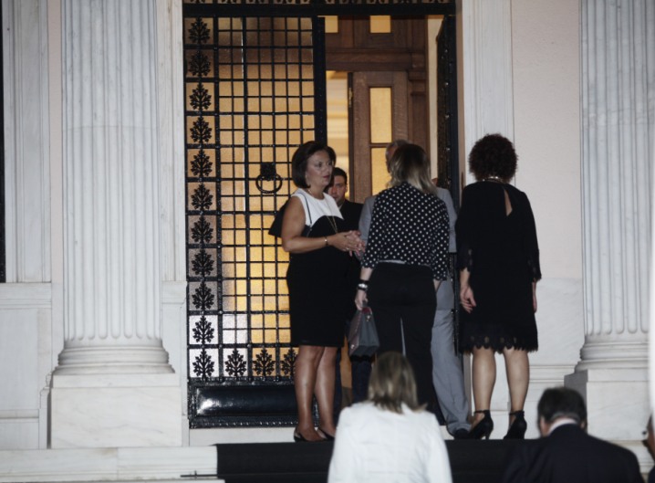 Χαμός στο Twitter με το #bar_maximou (Photos) - Media