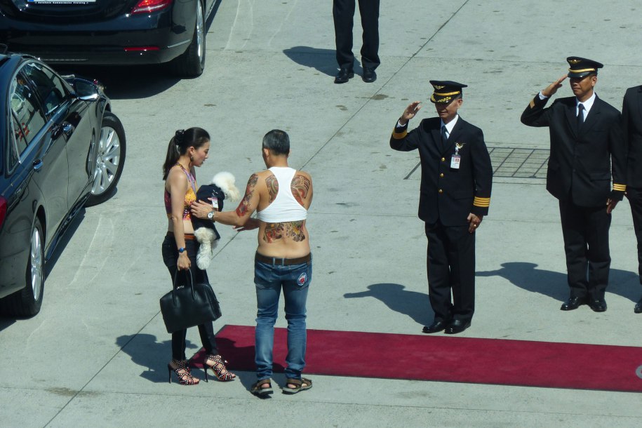 Ο νέος Βασιλιάς της Ταϊλάνδης είναι γεμάτος τατουάζ και φοράει μπουστάκι (Photos) - Media