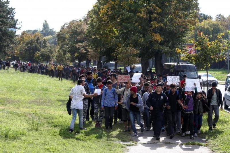 Εκατοντάδες πρόσφυγες ξεκίνησαν με τα πόδια από το Βελιγράδι για να πάνε στην Ουγγαρία - Media