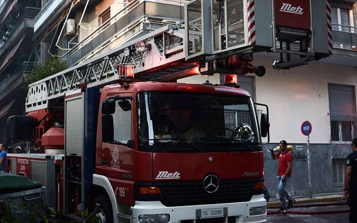 Πυρκαγιά σε πολυκατοικία στο Γαλάτσι - Υλικές ζημιές σε 10 αυτοκίνητα - Media