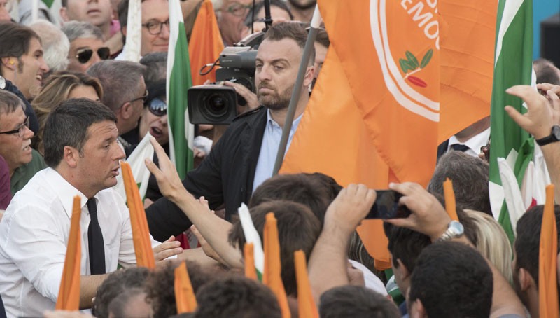 Σε διαδήλωση υπέρ του "ΝΑΙ" στο δημοψήφισμα για το Σύνταγμα, ο Ρέντσι - Media