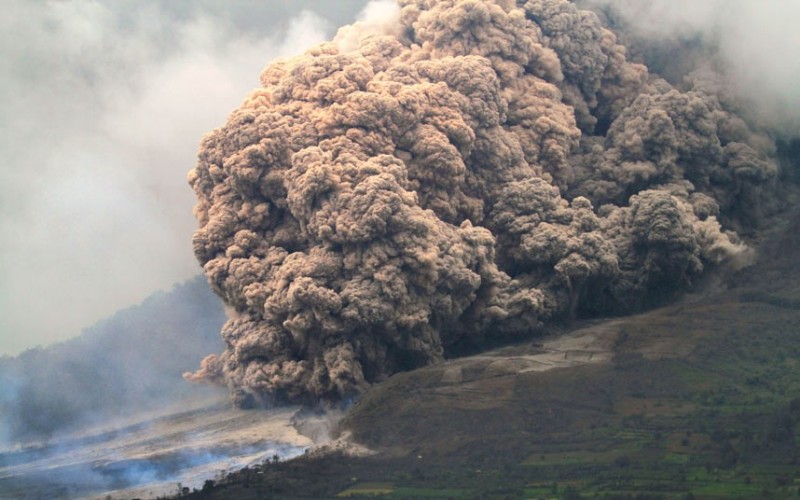 Πανικός στην Ινδονησία-Εξερράγη το ηφαίστειο του Σιναμπούνγκ - Media