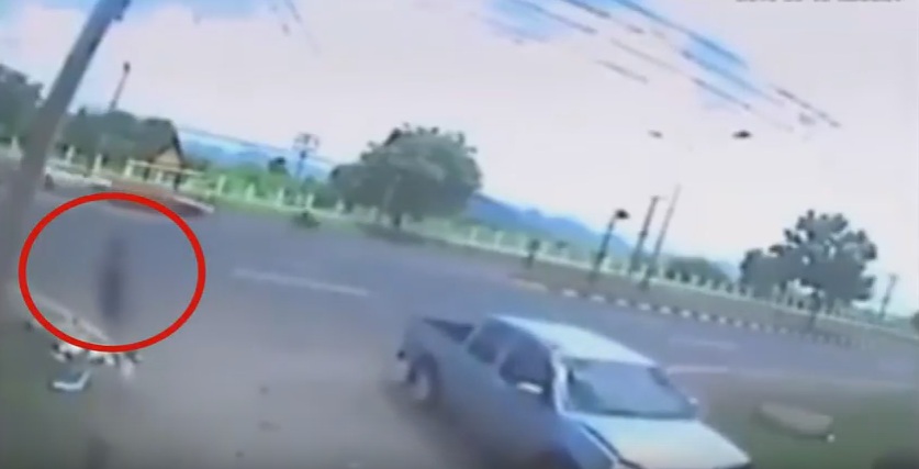 Τροχαίο δυστύχημα με μηχανή: Είναι αυτή η ψυχή της που φεύγει από το νεκρό σώμα της; (Video) - Media