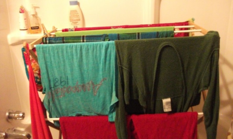 Γιατί ΔΕΝ πρέπει να στεγνώνετε τα ρούχα μέσα στο σπίτι - Media