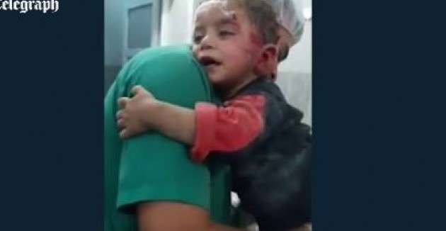 Νέο σπαρακτικό βίντεο από τη Συρία: Τραυματισμένο παιδάκι δεν αφήνει τον νοσηλευτή του ( Σκληρές Εικόνες) - Media