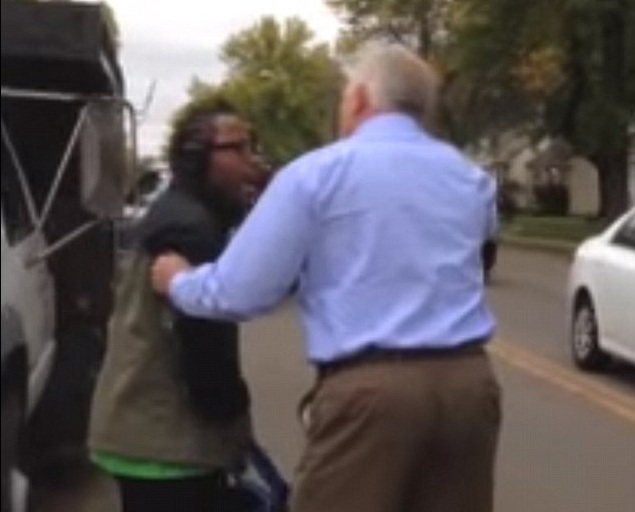 Αστυνομικός με πολιτικά συλλαμβάνει μαύρο επειδή περπατούσε στο δρόμο (Video) - Media