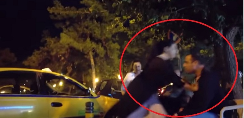 Φοβού τις γυναίκες με smart που έχουν διπλοπαρκάρει - Πλάκωσαν στο ξύλο ταξιτζή και έκαναν μια πιάτσα να τρέμει (Video) - Media