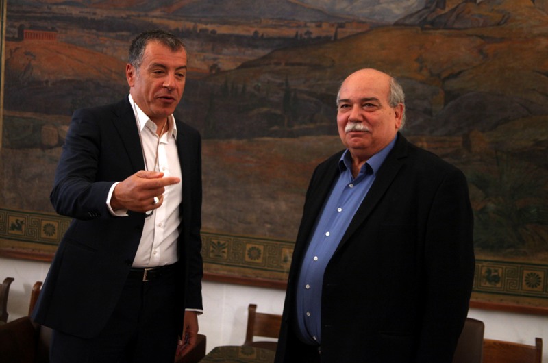 Θεοδωράκης: Πολιτική και όχι δικαστική λύση για τις τηλεοπτικές άδειες - Media