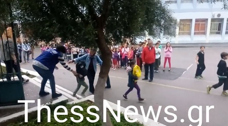 Ευτυχώς υπάρχει και αυτή η Ελλάδα: Έλληνες μαθητές υποδέχτηκαν με χειροκροτήματα τα προσφυγόπουλα στο σχολείο τους  - Media