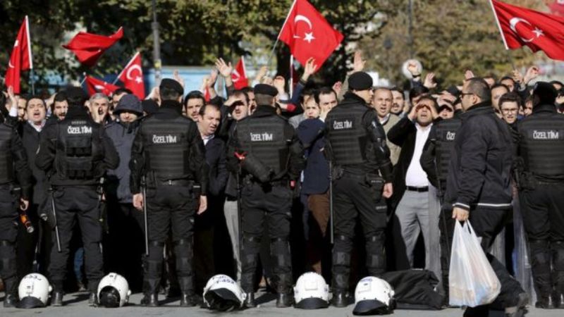 Εισβολή της τουρκικής αστυνομίας σε τηλεοπτικό σταθμό - Σταμάτησε την εκπομπή του (Photos - Video) - Media