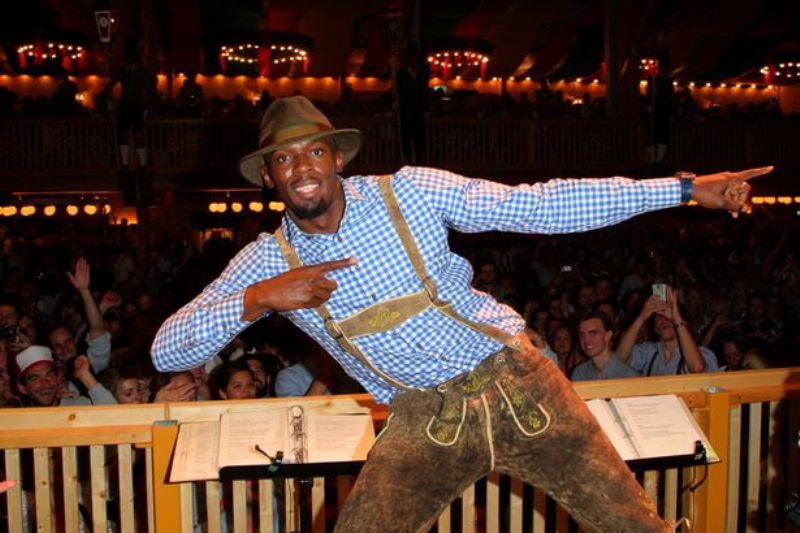 Με lederhosen και stein ο Μπολτ απολαμβάνει το Oktoberfest (Video) - Media