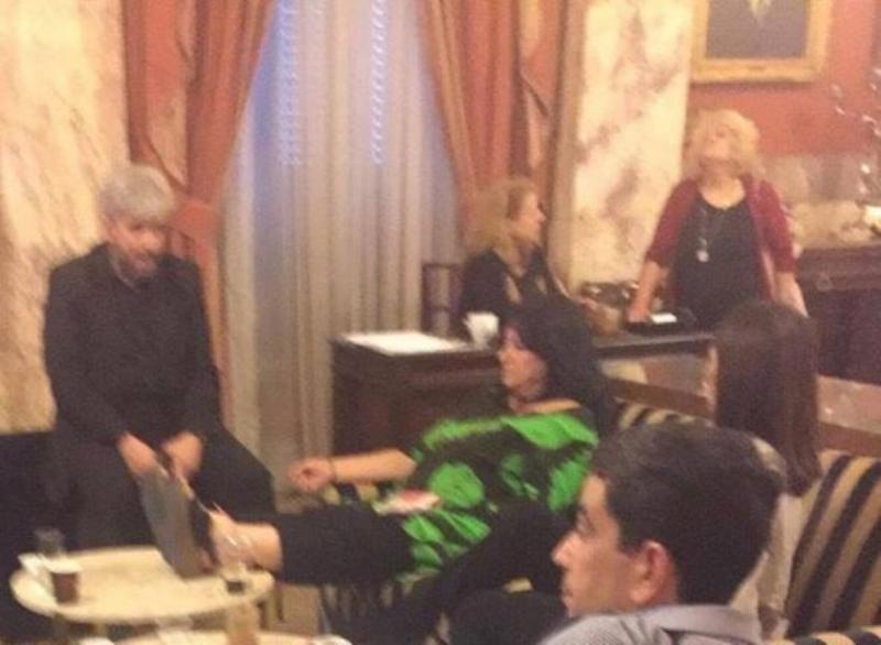Χαμός και πάλι με την Άννα Βαγενά: Ανέβασε τα πόδια της στο τραπέζι της Βουλής (Photos) - Media