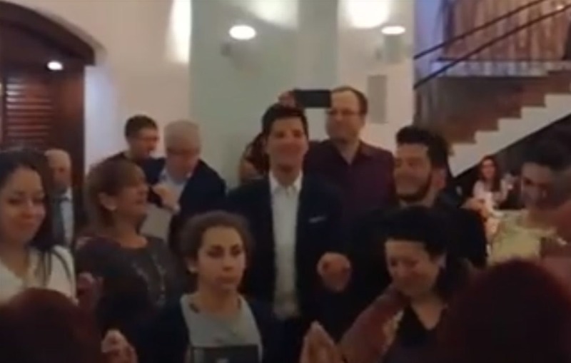 Ιβάν Σαββίδης, Σάκης Ρουβάς και Μελίνα Ασλανίδου σέρνουν τον χορό σε ποντιακό γλέντι (Videos) - Media