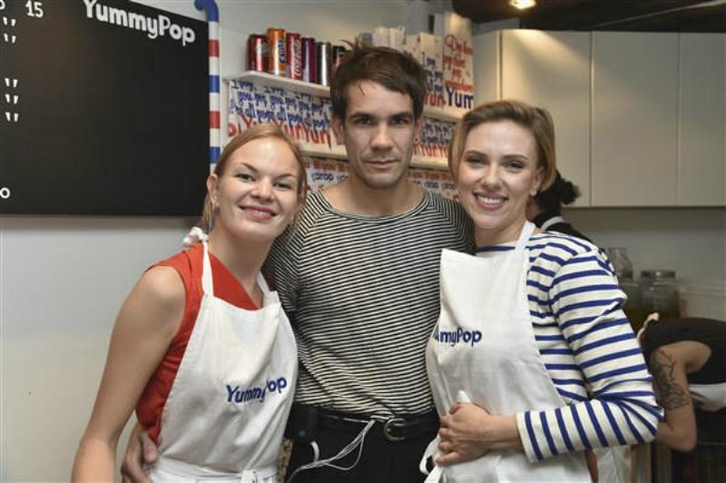 Το αδιαχώρητο στο Παρίσι για τα εγκαίνια του καταστήματος της Σκάρλετ Γιόχανσον (Photos) - Media