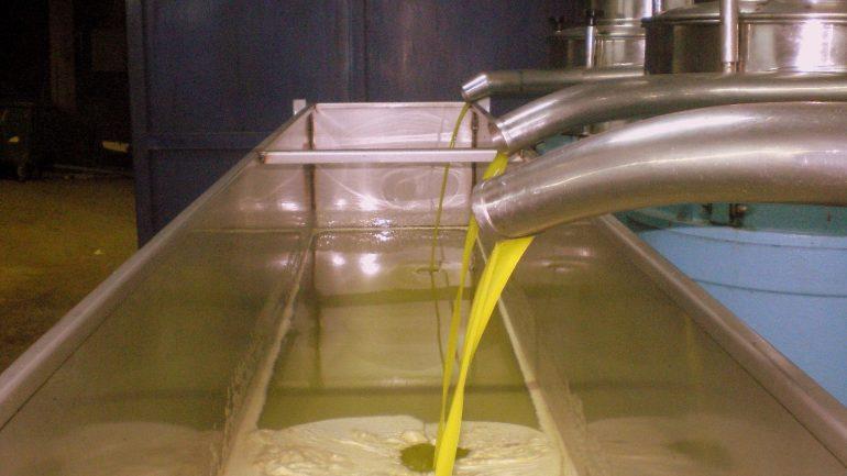 Σταμάτησε να δει το Ελλάδα-Βοσνία και του κλέψανε το λάδι της χρονιάς - Media