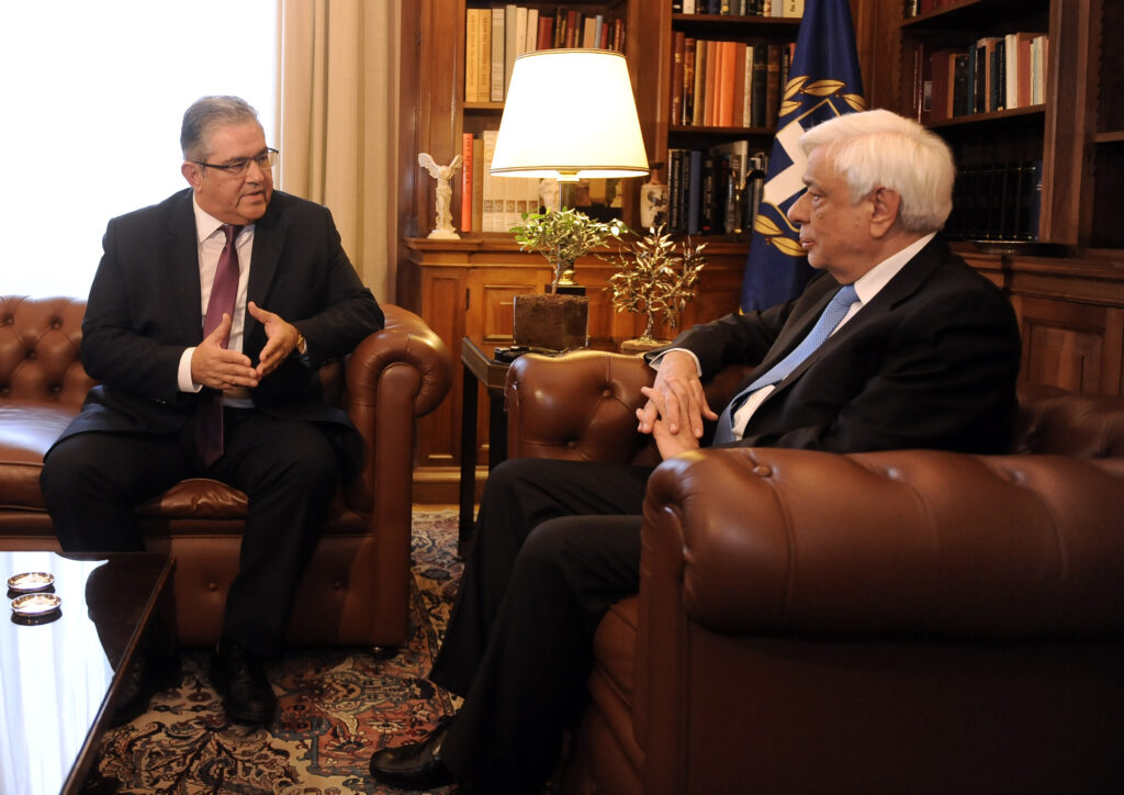 Για τις θέσεις και τις προτάσεις του ΚΚΕ ενημέρωσε τον ΠτΔ ο ΓΓ του κόμματος - Media