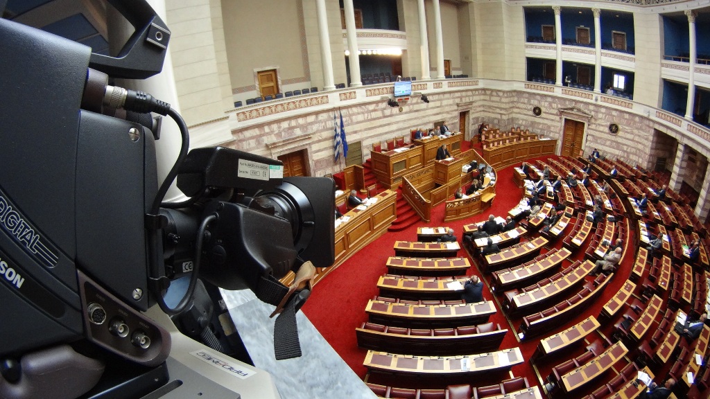 Υπερψηφίστηκαν οι τροπολογίες για τις τηλεοπτικές άδειες - «Πολεμικό κλίμα» στη Βουλή - Media
