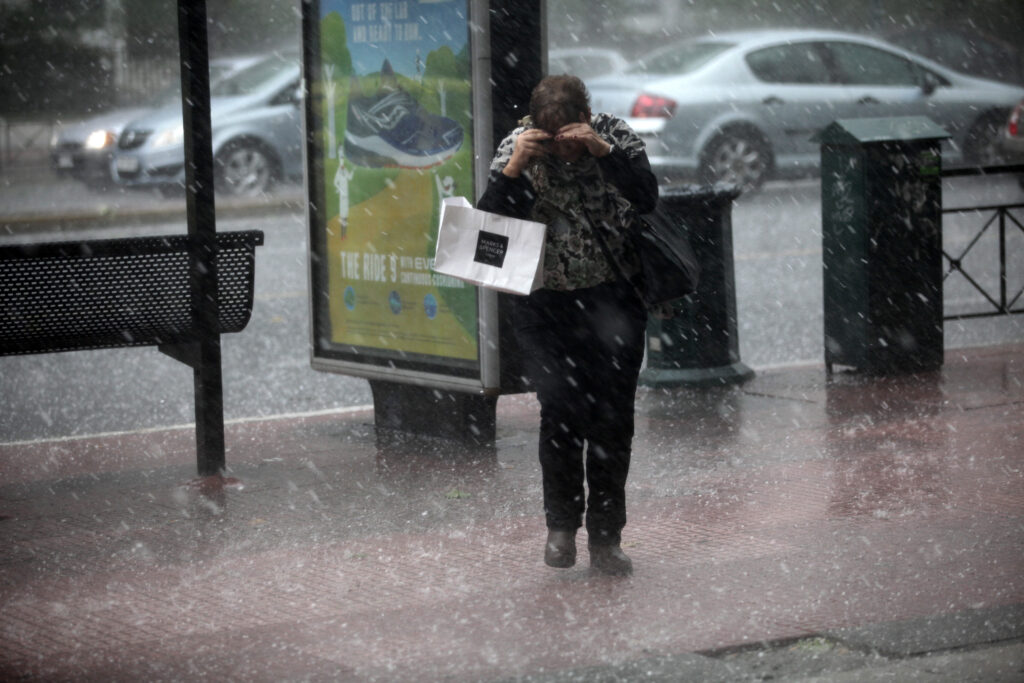 Βροχές και ισχυρές καταιγίδες στο μεγαλύτερο τμήμα της χώρας - Σε πτώση η θερμοκρασία - Media