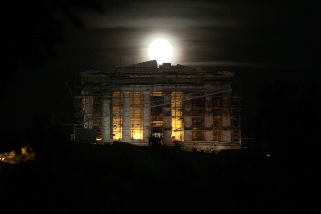 Το Supermoon πάνω από την Αθήνα - Εντυπωσιακές φωτό από το πιο λαμπρό φεγγάρι των τελευταίων 70 ετών - Media