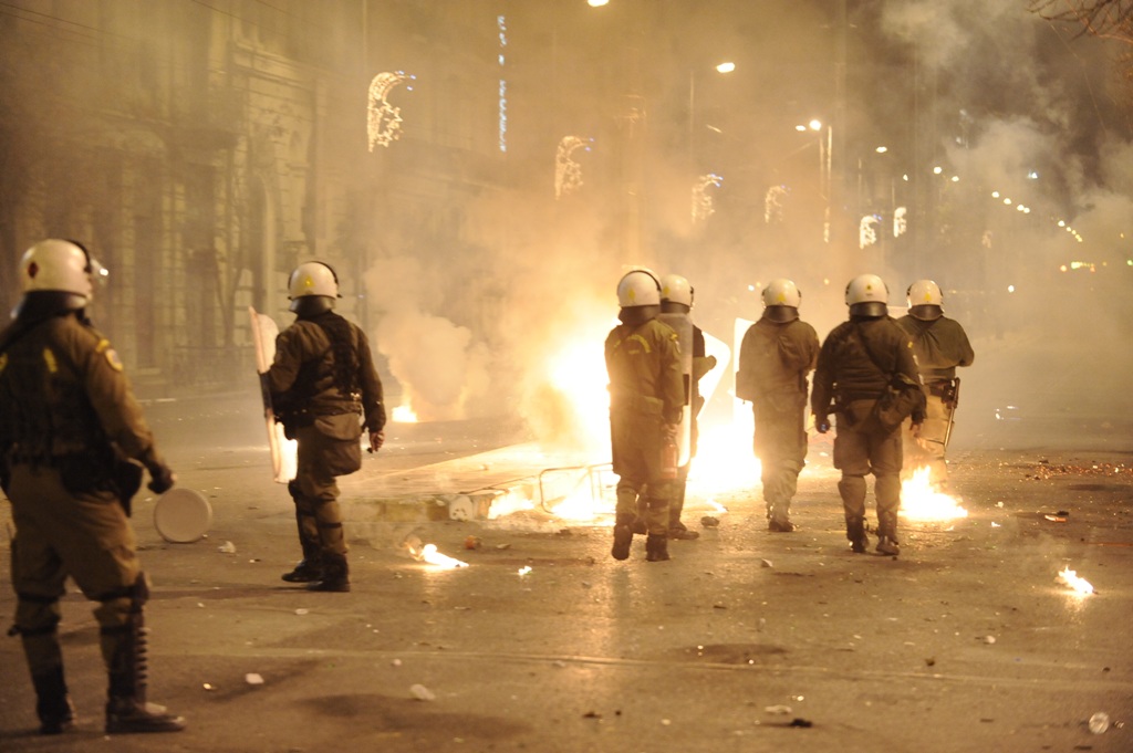 Επεισόδια στο Πολυτεχνείο: Έριξαν μολότοφ στα ΜΑΤ - Media