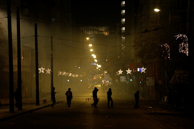 Καθαρίζουν τους δρόμους την «επόμενη μέρα» του Πολυτεχνείου (Video) - Media