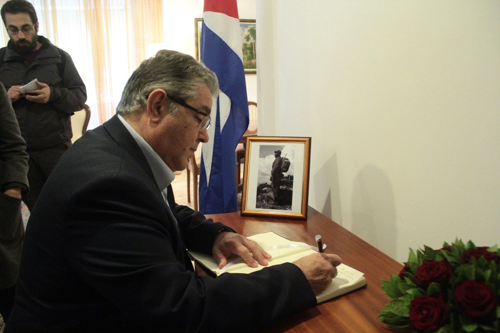Στην πρεσβεία της Κούβας ο Κουτσούμπας: Ο σύντροφος Φιντέλ Κάστρο θα ζει για πάντα στις καρδιές μας - Media