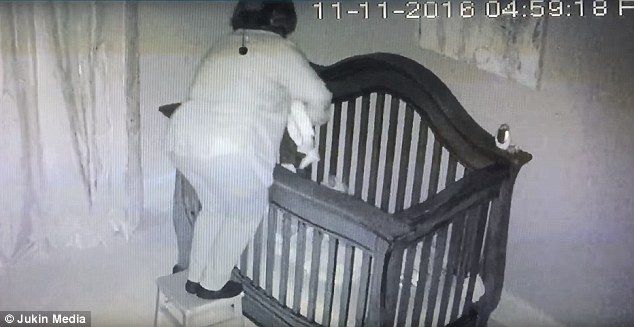 Απίστευτη τούμπα γιαγιάς στην προσπάθεια να βάλει το μωρό στην κούνια του (Video) - Media