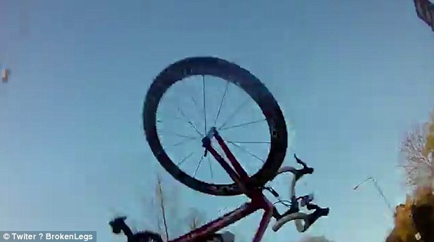 Σφοδρή σύγκρουση ποδηλάτη με αυτοκίνητο - Ο ποδηλάτης ανέβασε το βίντεο για να… βρει το δίκιο του (Video-Photos) - Media