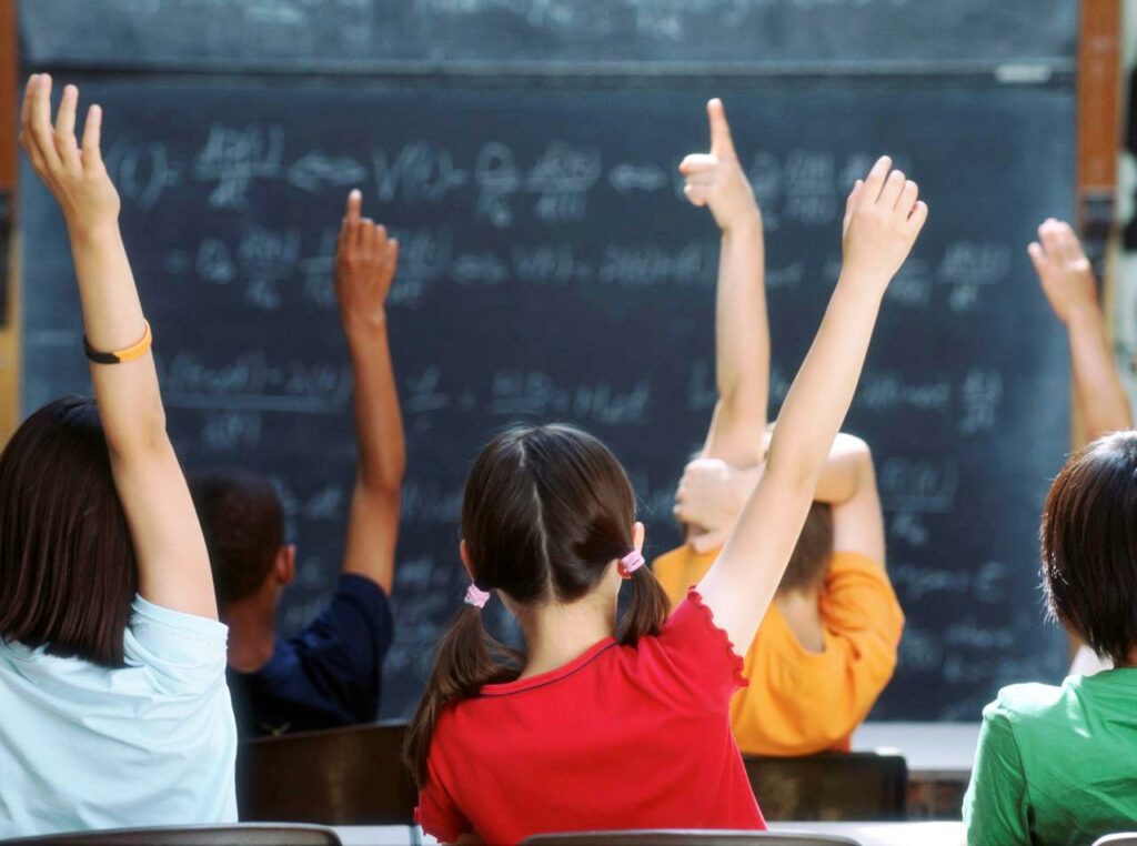 Κλειστά σχολεία στο ορεινό οδικό δίκτυο της Δ. Μακεδονίας από την επέλαση του χιονιά - Media