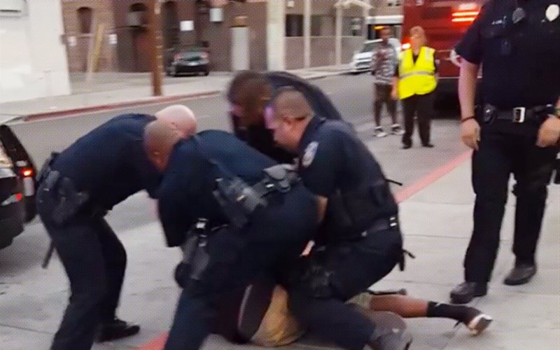 Αστυνομικός ρίχνει μπουνιά σε γυναίκα (Video) - Media