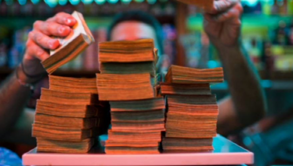 Αγορές με... ζύγισμα χαρτονομισμάτων στη Βενεζουέλα - Ξεπερνά το 500% ο πληθωρισμός (Video) - Media
