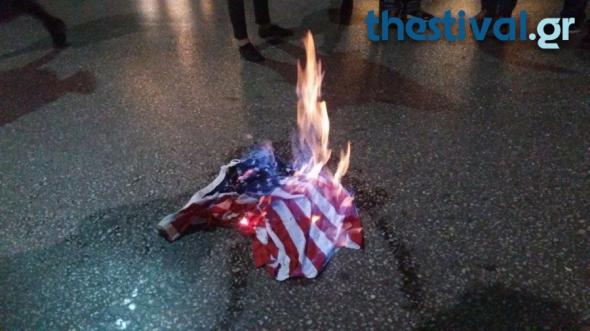 Έκαψαν την σημαία των ΗΠΑ έξω από το αμερικάνικο προξενείο στη Θεσσαλονίκη (Video) - Media