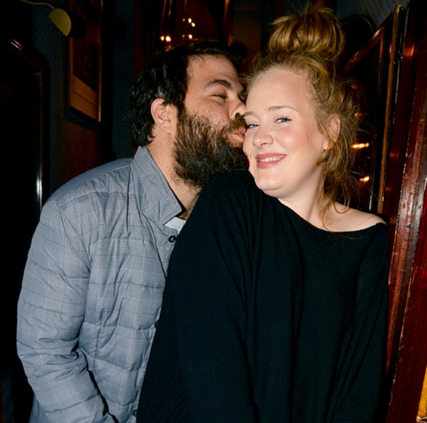 H Aντέλ είπε το «Ναι»: Θα το πάρει το αγόρι - Τα Χριστούγεννα τα κουφέτα - Media