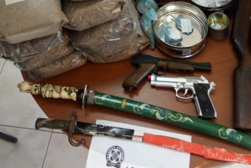 Ναρκωτικά, όπλα και... σπάθες σαμουράι: Απίστευτα ευρήματα της αστυνομίας στη Φθιώτιδα (Photos) - Media