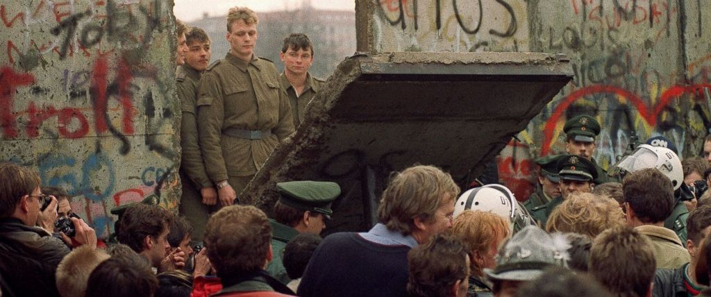 9 Νοεμβρίου 1989:27 χρόνια από την πτώση του Τείχους του Βερολίνου- Νέο Τείχος χτίζεται στο Μόναχο (Video-Photos) - Media
