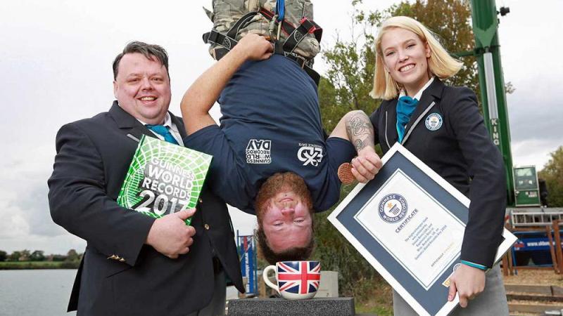 Ρεκόρ Γκίνες: Βούτηξε το μπισκότο στο τσάι κάνοντας bungee jumping (Video) - Media