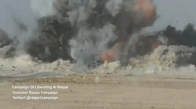 Συγκλονιστικές εικόνες από την εξουδετέρωση οχήματος βομβιστή αυτοκτονίας (Video) - Media