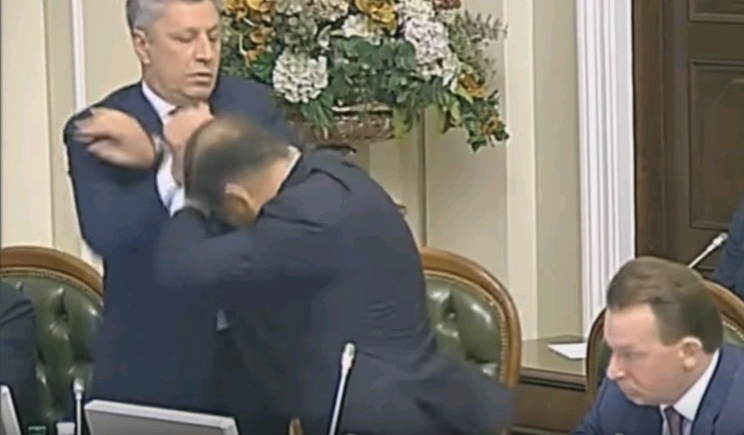 Έπεσε… ξύλο στη Βουλή της Ουκρανίας (Video) - Media