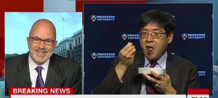 Δημοσκόπος δεν προέβλεψε νίκη Τραμπ και για τιμωρία έφαγε ακρίδες στο CNN (Video) - Media