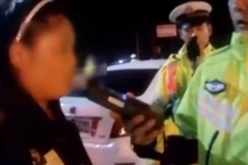 Την έπιασαν να οδηγεί μεθυσμένη, γδύθηκε για διαμαρτυρία! (Video) - Media