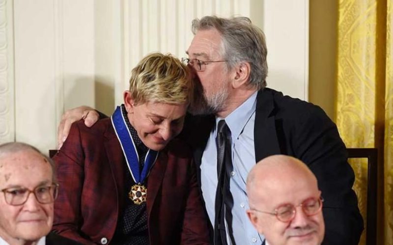 Η συγκίνηση της Έλεν ντε Τζένερις κατά τη βράβευσή της από τον Ομπάμα (Videos) - Media