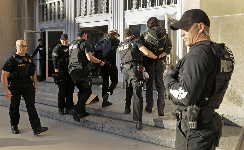 Τραυματισμοί και συλλήψεις στις διαδηλώσεις κατά Τραμπ - Media