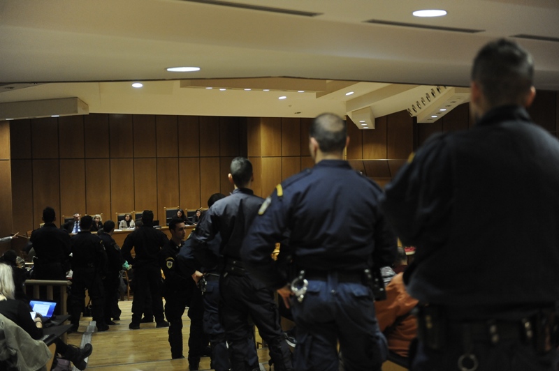Πανδαιμόνιο στη δίκη της Χρυσής Αυγής - Αποχώρησε η Έδρα από την αίθουσα (Photos) - Media