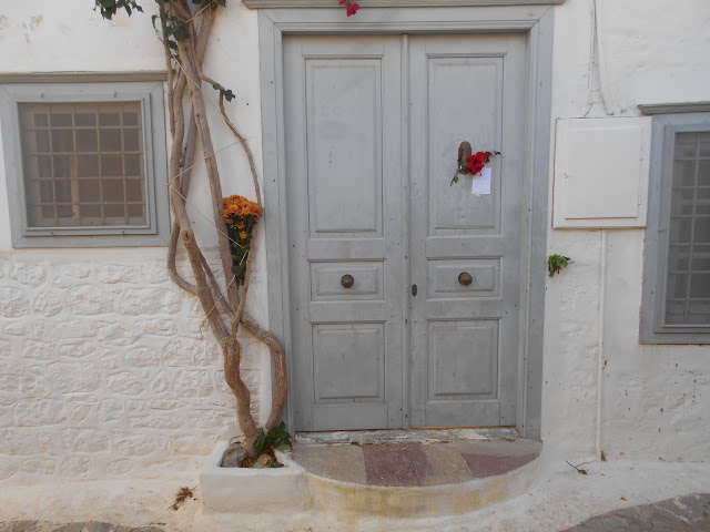 Αφήνουν λουλούδια έξω από το σπίτι του Λέοναρντ Κοέν στην Ύδρα (Photos) - Media