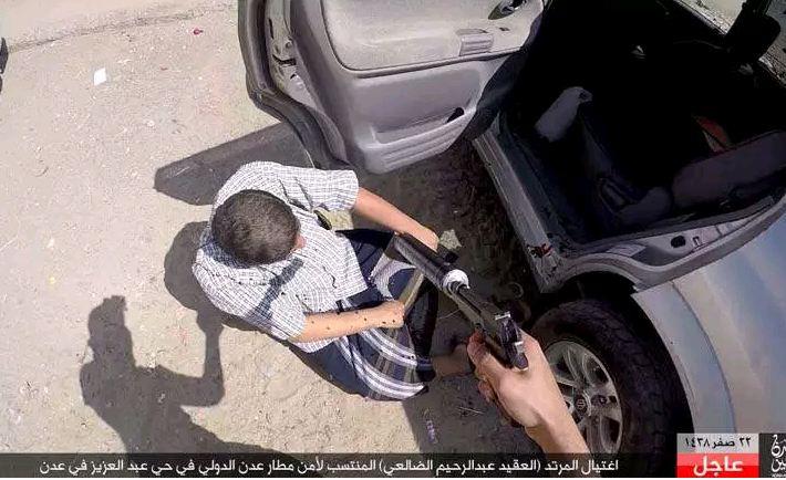 Νέα φρίκη από τον ISIS: Καρέ - καρέ η εκτέλεση αξιωματικού στην Υεμένη (Σκληρές Εικόνες) - Media