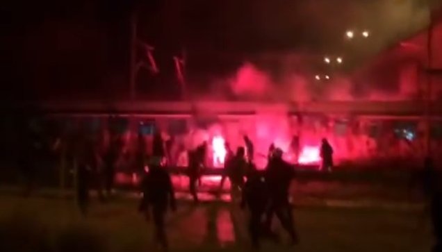 Τα πρώτα video από τα άγρια επεισόδια οπαδών ΠΑΟΚ και Ολυμπιακού στο Μενίδι την Κυριακή - Media