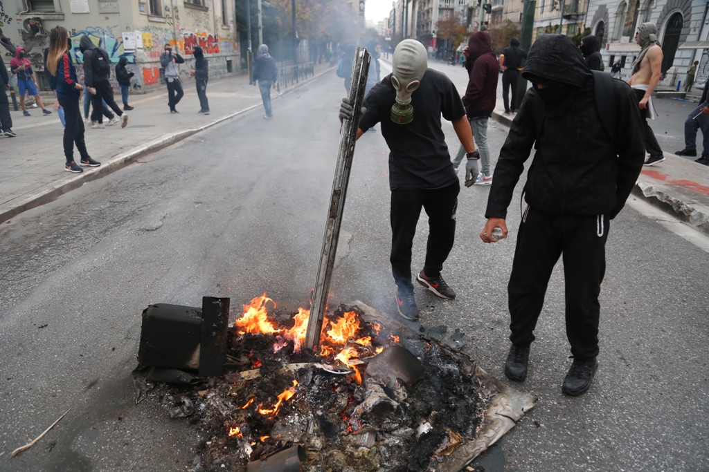 Επεισόδια έξω από το Πολυτεχνείο (Photos) - Media