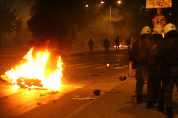 Ένταση στο κέντρο της Αθήνας - Επιθέσεις με μολότωφ στο πρώην υπουργείο Εμπορίου στην Κάνιγγος κι εναντίον αστυνομικών στα Εξάρχεια   - Media